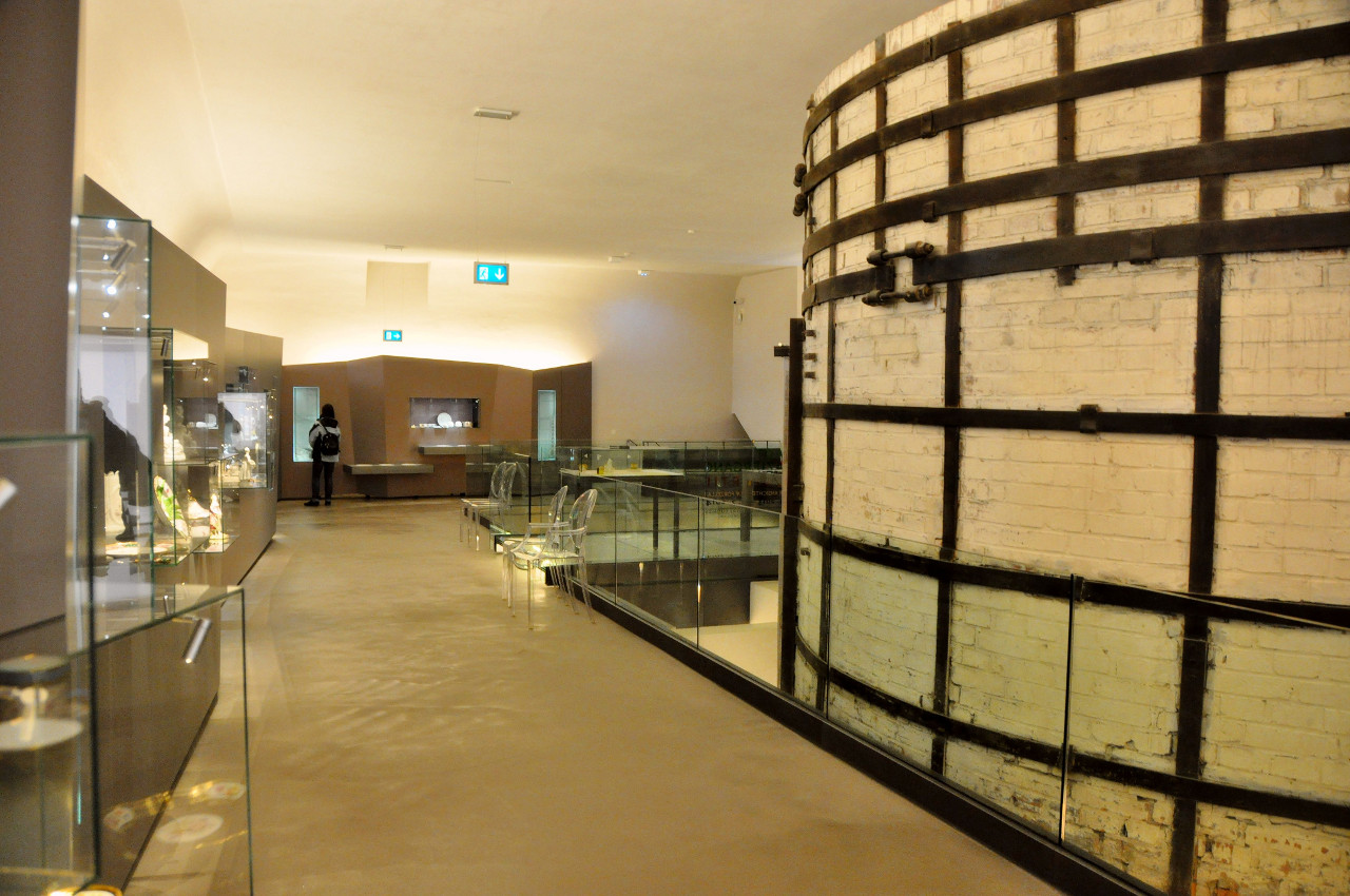  |Modernes Museum, im Zentrum ein zweistöckiger Rundofen